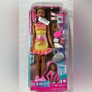 NIB: Barbie; Life in the City– Urban Chic.